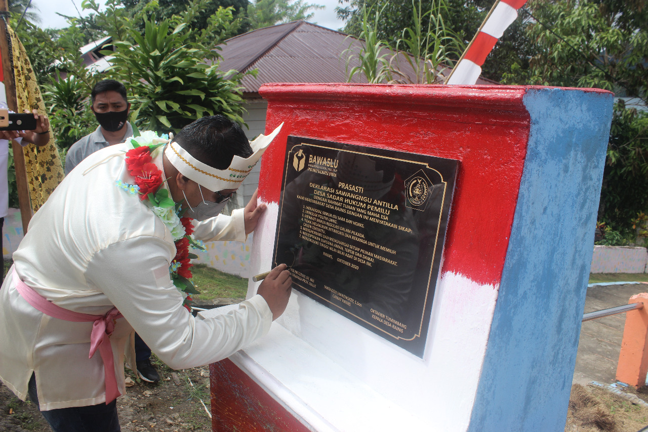 Kordiv Hukum, Humas & Datin Bawaslu Provinsi Sulut Resmikan Desa Sadar Hukum di Talaud