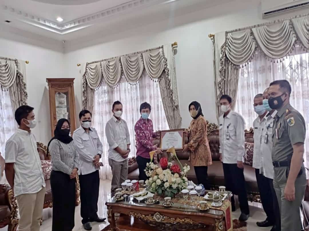 Penyerahan Piagam Penghargaan sebagai Apresiasi Kepada Pemerintah Kota Kotamobagu