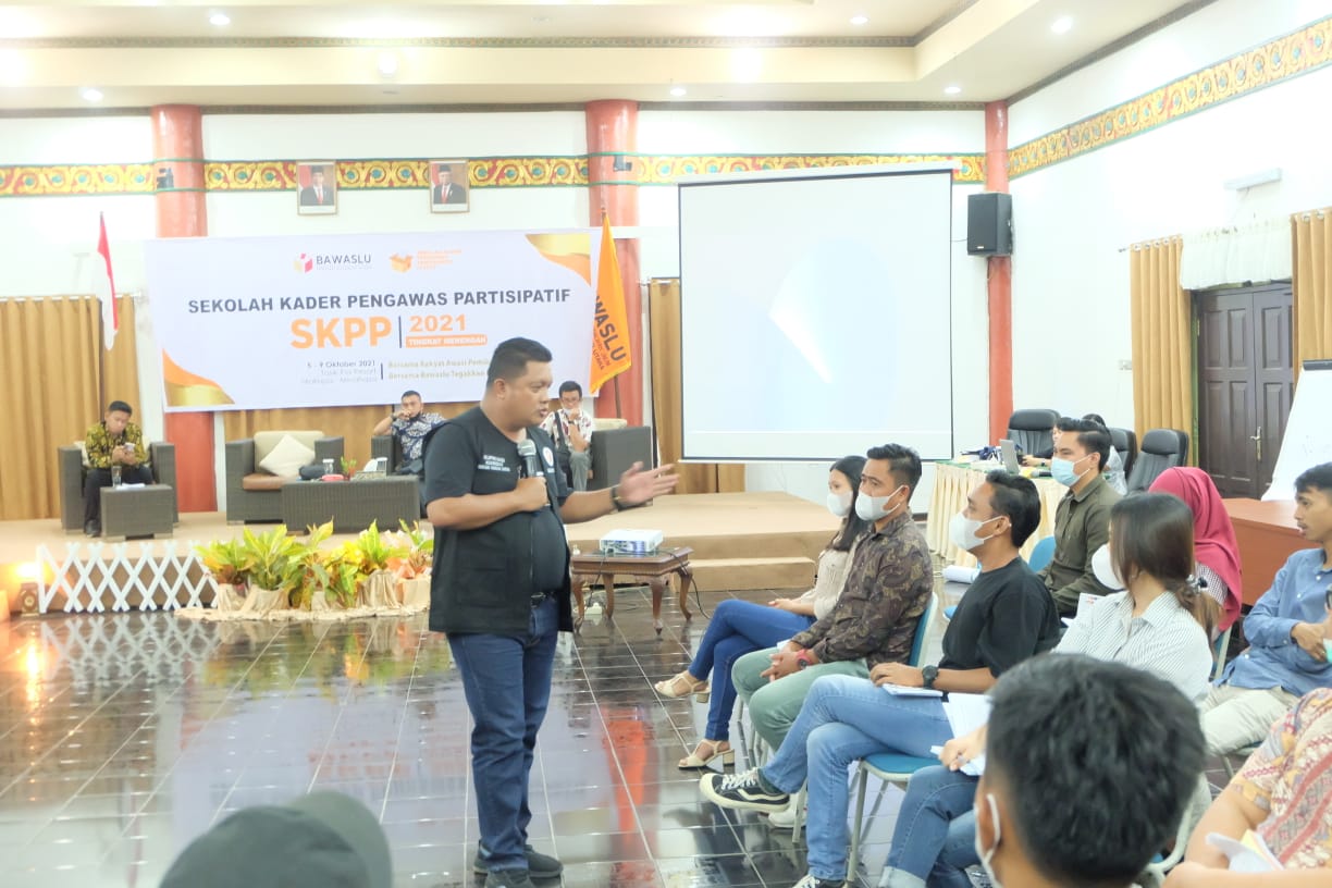 SEKOLAH KADER PENGAWAS PARTISIPATIF TINGKAT MENENGAH, SUPRIYADI BERIKAT PENGUATAN KEPADA PESERTA