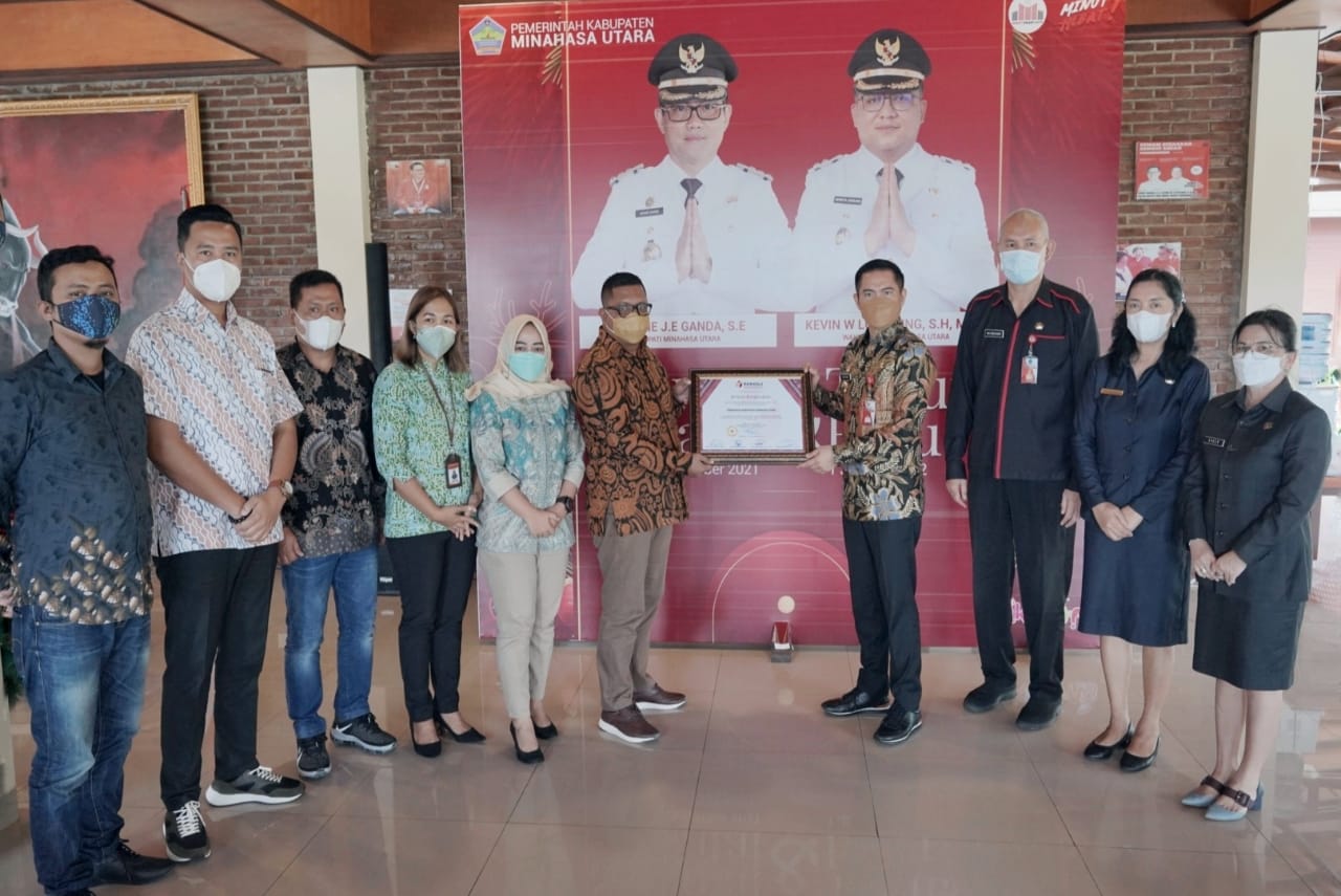 BAWASLU PROVINSI SULUT BERIKAN PENGHARGAAN KEPADA PEMERINTAH KABUPATEN MINAHASA UTARA