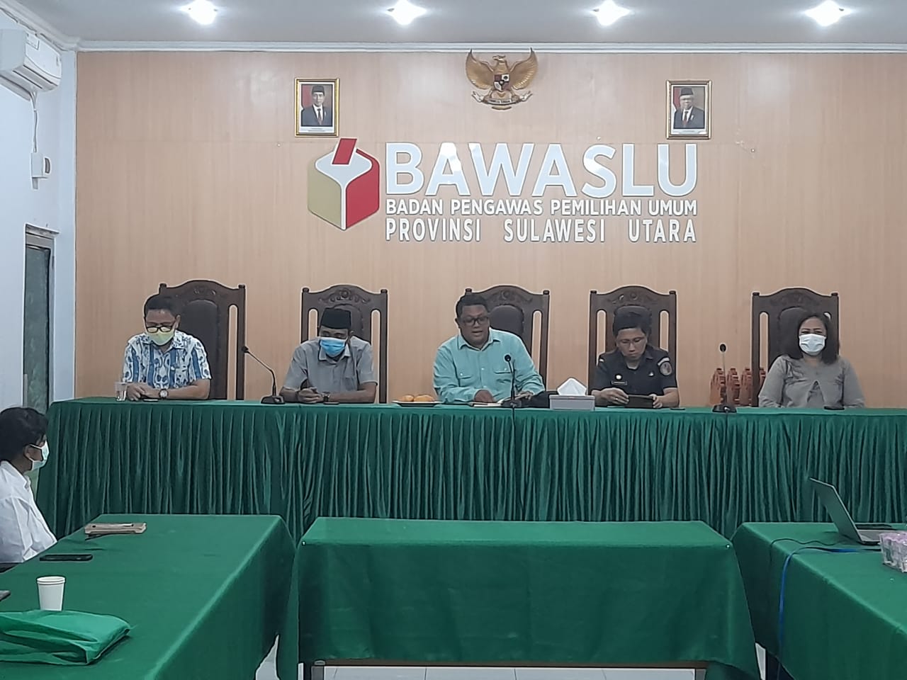 Kasek Bawaslu Sulut Menyerahkan CPNS ke Unit Kerja Masing-Masing