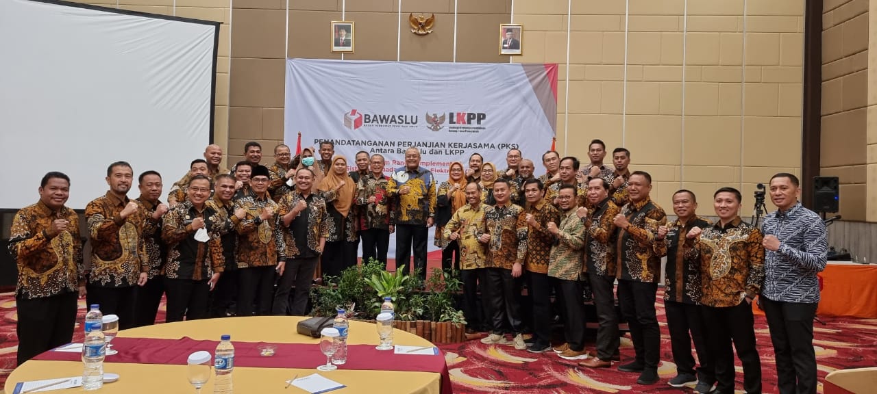 Kasek Bawaslu Sulut Ikuti Penandatanganan Perjanjian Kerjasama Bawaslu dan Lembaga Kebijakan Pengadaan Barang/Jasa Pemerintah (LKPP) 