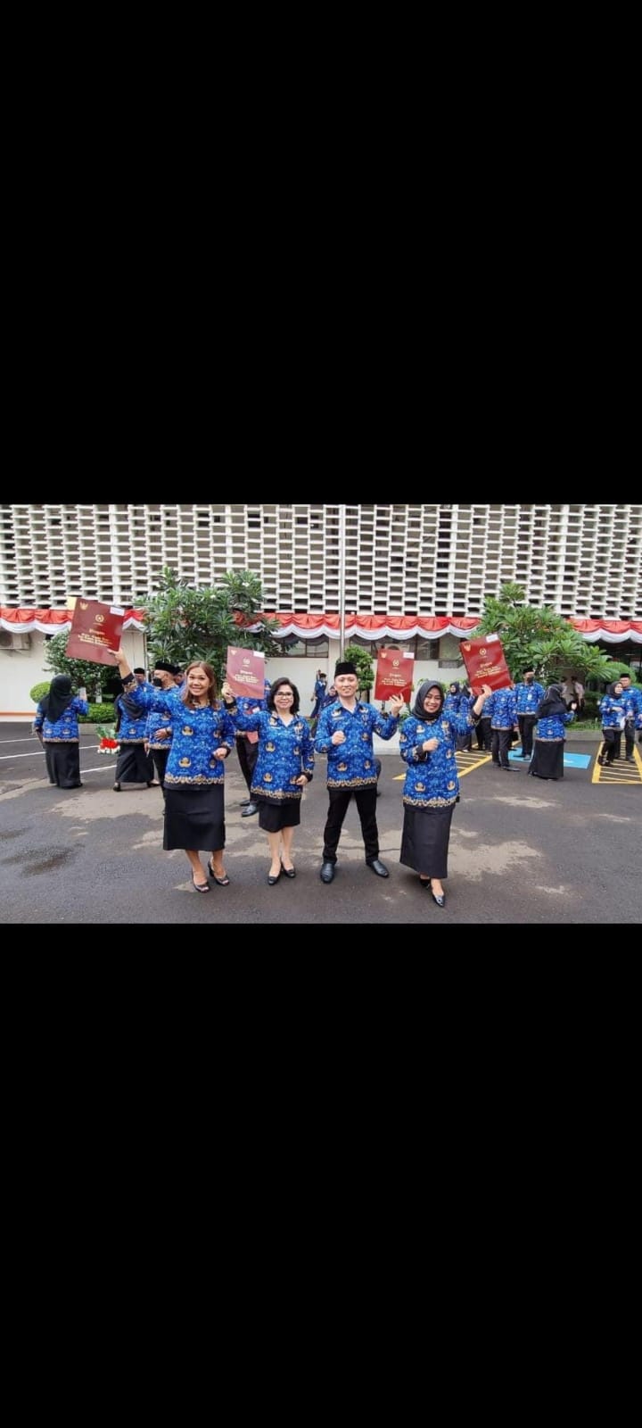  Kasek dan Kabag Bawaslu Sulut Menerima Satyalancana Karya Satya dari Presiden Republik Indonesia 