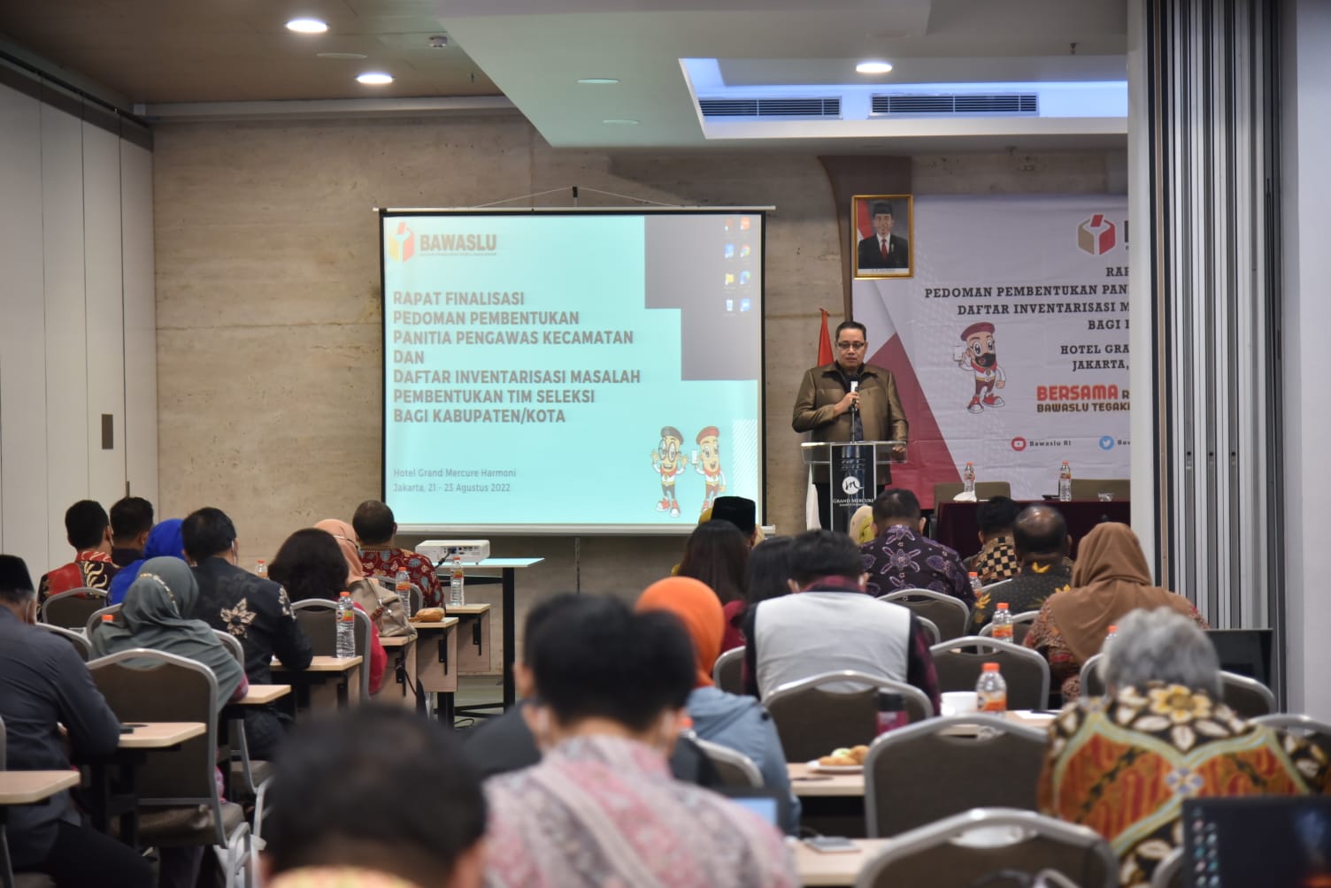 Kordiv Hukum dan kabag Administrasi Bawaslu Sulut mengikuti kegiatan  finalisasi  pedoman pembentukan Panwascam.