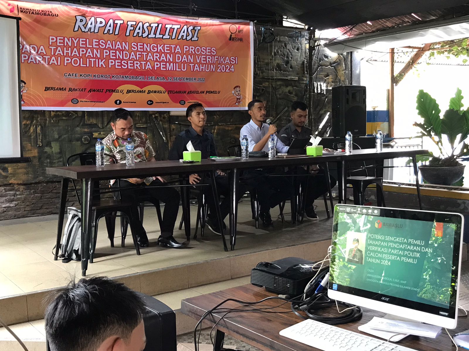 Awaluddin Umbola Anggota Bawaslu Sulawesi Utara Kordiv Penyelesaian Sengketa menghadiri kegiatan Rapat Fasilitasi Penyelesaian Sengketa Proses Pada Tahapan Pendaftaran dan Verifikasi Partai Politik Peserta Pemilu Tahun 2024 di CafÃ© Kopi Korot Kotamobagu.