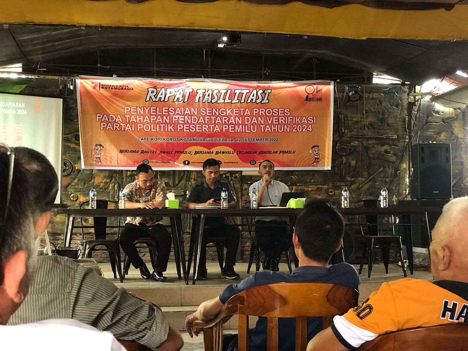 Anggota Bawaslu Sulawesi Utara Kordiv Penyelesaian Sengketa menghadiri kegiatan Rapat Fasilitasi Penyelesaian Sengketa Proses Pada Tahapan Pendaftaran dan Verifikasi Partai Politik Peserta Pemilu Tahun 2024 di CafÃ© Kopi Korot Kotamobagu.Â 