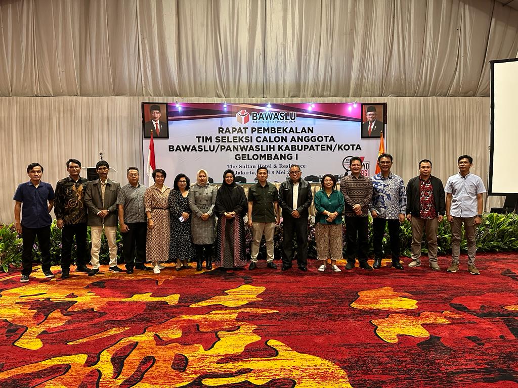 Kepala Sekretariat Bawaslu Sulut bersama Jajaran Struktural dampingi Timsel ikuti Rapat Pembekalan