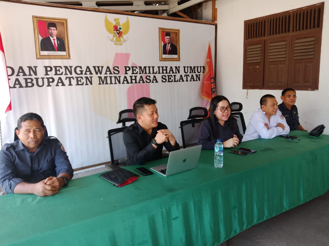 Anggota Bawaslu Sulut Steffen Linu Jabarkan Fungsi Pengawasan dan Penguatan Kelembagaan Pada Saat Supervisi di Bawaslu Minahasa Selatan