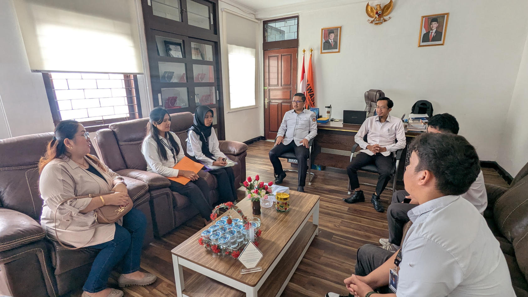 Penarikan Mahasiswa Magang Di Terima Langsung Kepala Sekretariat Bawaslu Sulut, Aldrin: Semoga Pengalaman Magang Jadi Bekal Berharga Bagi Mahasiswa Kedepan 