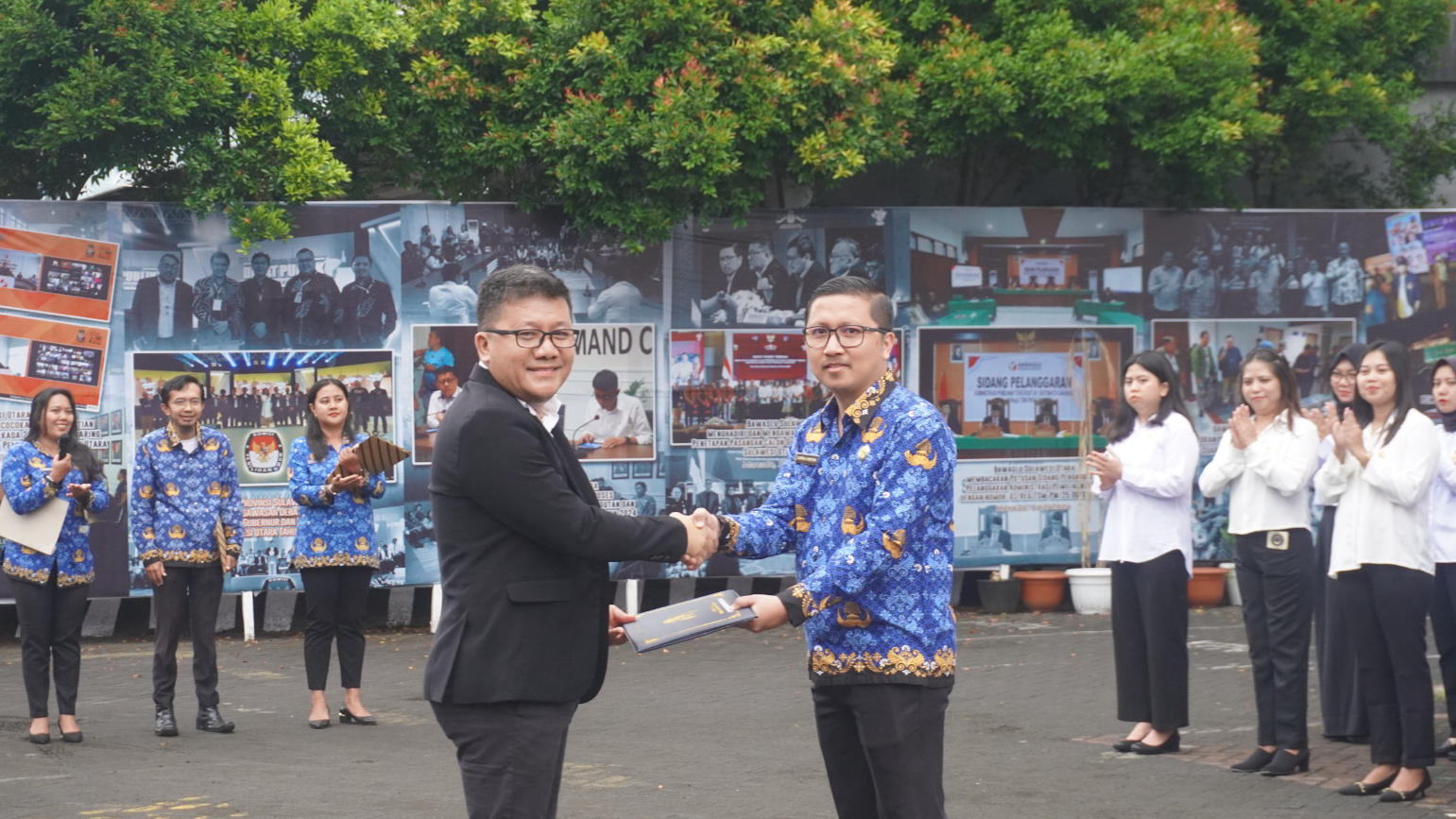 Bawaslu Serahkan SK Presiden RI Tentang Kenaikan Pangkat PNS Pembina Utama Muda Kepada Aldrin Christian