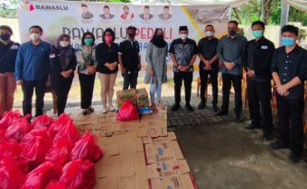 MOCHAMMAD AFIFUDDIN MENYERAHKAN BANTUAN BAWASLU RI KEPADA KORBAN BANJIR DI MANADO