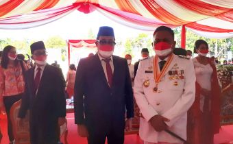 Ketua Bawaslu Sulut mengikuti Upacara Dalam rangka Peringatan HUT Ke-76  Proklamasi Kemerdekaan RI bersama Forkopimda dan Pimpinan Instansi / Lembaga terkait di Halaman Kantor Gubernur Provinsi Sulawesi Utara