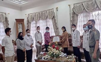Penyerahan Piagam Penghargaan sebagai Apresiasi Kepada Pemerintah Kota Kotamobagu