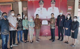 BAWASLU PROVINSI SULUT BERIKAN PENGHARGAAN KEPADA PEMERINTAH KABUPATEN MINAHASA UTARA