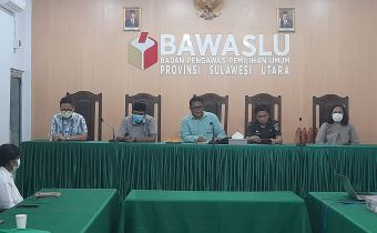 Kasek Bawaslu Sulut Menyerahkan CPNS ke Unit Kerja Masing-Masing