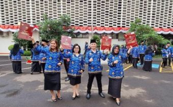  Kasek dan Kabag Bawaslu Sulut Menerima Satyalancana Karya Satya dari Presiden Republik Indonesia 