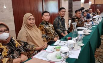 Ketua Bawaslu Sulut Kenly Poluan dan Kepala Sekretraiat Bawaslu Sulut Mengikuti Kegiatan Focus Group Discussion (FGD) 