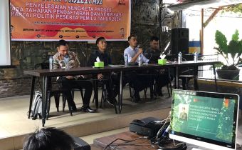 Awaluddin Umbola Anggota Bawaslu Sulawesi Utara Kordiv Penyelesaian Sengketa menghadiri kegiatan Rapat Fasilitasi Penyelesaian Sengketa Proses Pada Tahapan Pendaftaran dan Verifikasi Partai Politik Peserta Pemilu Tahun 2024 di CafÃ© Kopi Korot Kotamobagu.