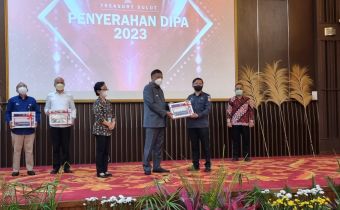 Aldrin Christian selaku KPA dan Kepala Sekretariat Bawaslu Provinsi Sulut menerima Petikan DIPA Tahun Anggaran 2023