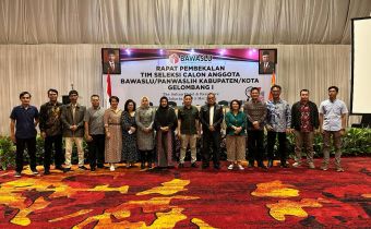 Kepala Sekretariat Bawaslu Sulut bersama Jajaran Struktural dampingi Timsel ikuti Rapat Pembekalan