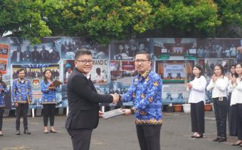 Bawaslu Serahkan SK Presiden RI Tentang Kenaikan Pangkat PNS Pembina Utama Muda Kepada Aldrin Christian