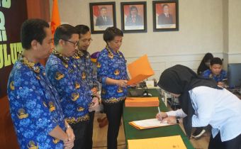 Langkah Awal Pengabdian, Bawaslu Sulut Serahkan SK dan Penandatangan Pakta Integritas CPNS Bawaslu